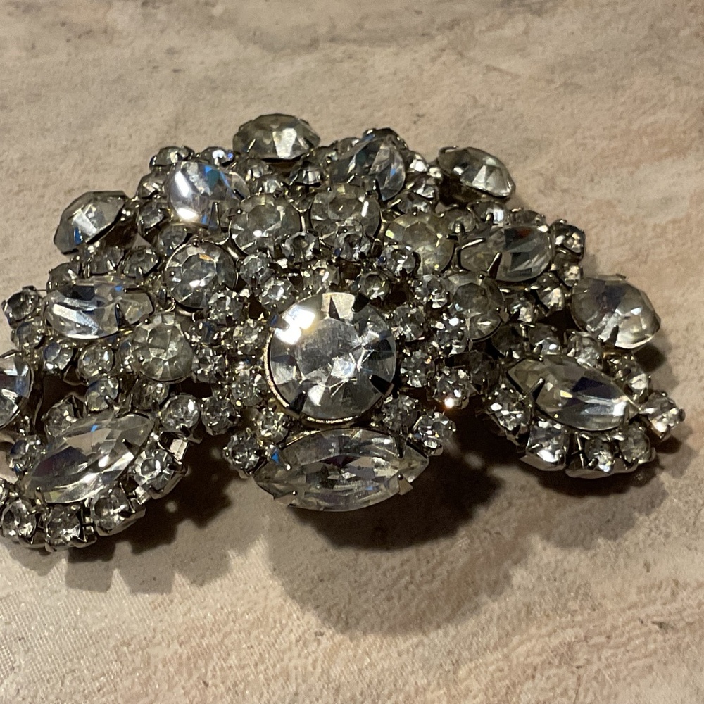 Garne  Rhinestone Brooch silvertone signed 3” across vintage - Picture 5 of 11